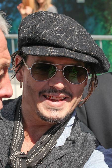 Johnny Depp má momentálně dost zajímavé zuby. 