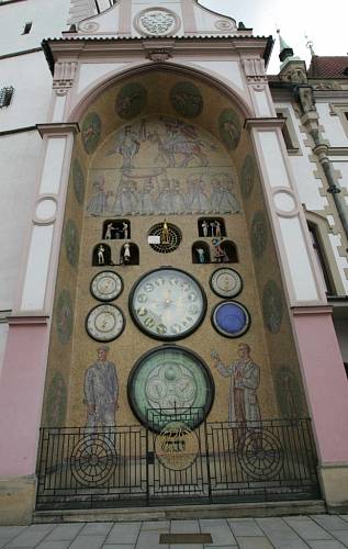 Olomoucký orloj je součástí severní stěny radnice, kde se nachází od 15. století.