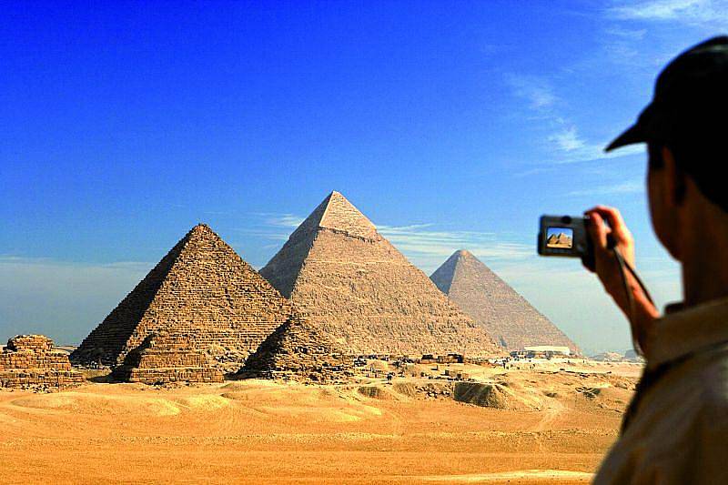 Pyramidy v Gíze, jeden z divů světa.
