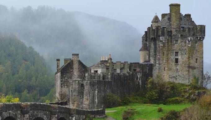 I hrad, kde Merida a její rodina bydlí, se nachází ve Skotsku. Jde o Eilean Donan a abyste ho našli, museli byste k jezeru Duich, které je jedno z menších jezer ve vodním komplexu až na úplném severu Skotska.