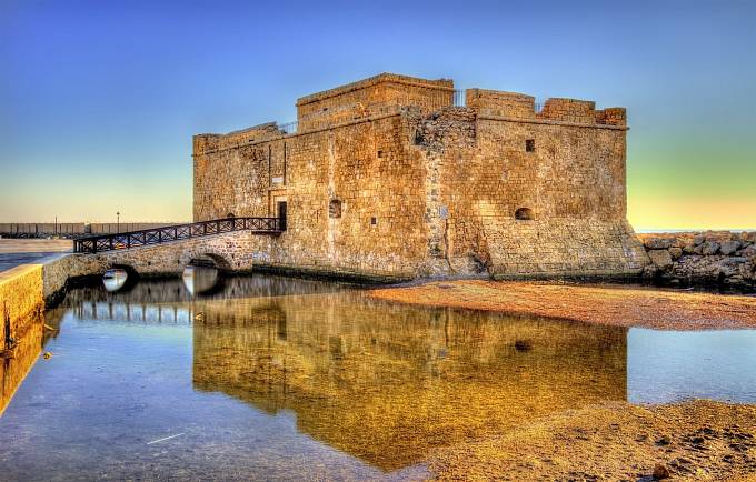 Středověká pevnost na pobřeží Pafosu.