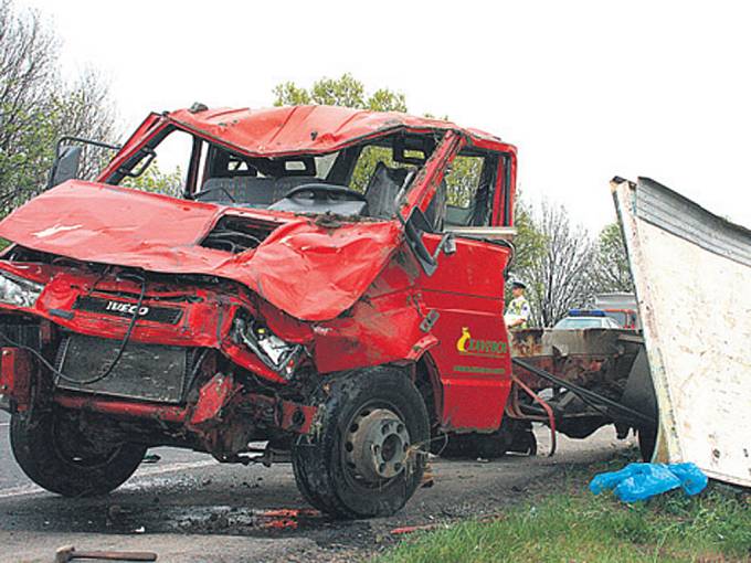 Dodávka zezadu narazila do skříňového nákladního vozidla Iveco