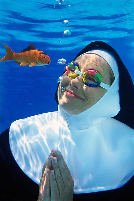 Jeptiška pod vodou se modlí k zlaté rybce