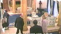 Jedny z posledních snímků. Den před svou smrtí se Diana a a její tehdejší přítel Dodi al-Fayed ubytovali v hotelu Ritz v Paříži. Záběry pochází z hotelových kamer.