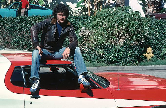 Horkokrevný detektiv David Michael Starsky sedí na svém Fordu Gran Torino, který se stal ikonou celé série. 