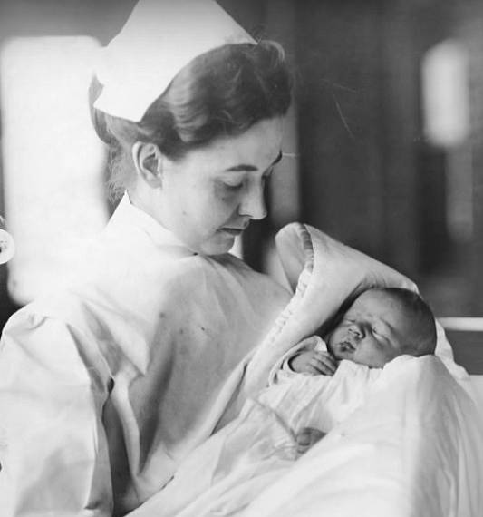 Malý Lucien P. Smith. Jeho otec na Titanicu bohužel zemřel, ale jeho maminka Eloise se nakonec vdala za jednoho z dalších přeživších z Titanicu.