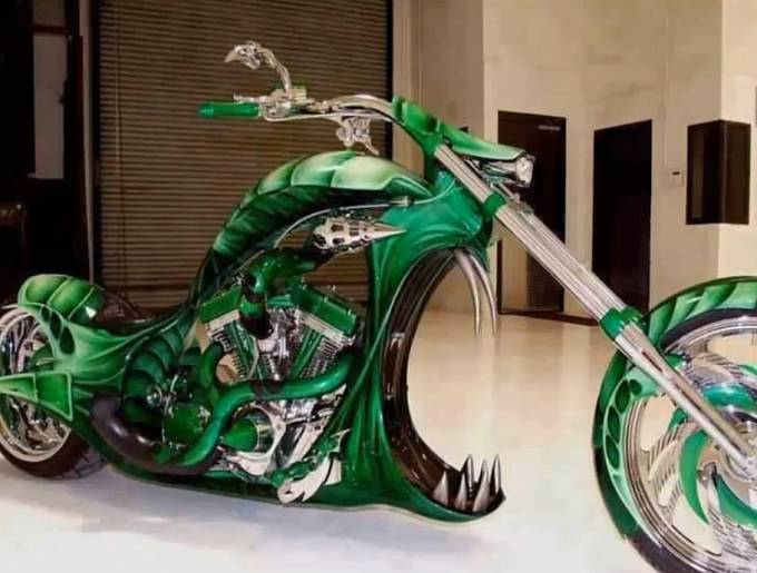 Zelený skřet má motorku.
