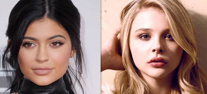 Kylie Jenner a Chloe Grace Moretz jsou obě ročník 1997. Kylie vypadala jako holka od vedle, dokud nezačala s plastikami v kombinaci s tlustými vrstvami make-upu. To z ní dělá vizuálně třicítku. Zatímco Chloe si pořád udržuje vzhled mladé holčiny.