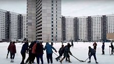 Mladí kluci hrají hokej na moskevském sídlišti. 