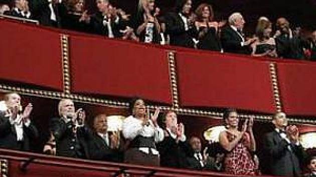 Oprah Winfrey, Paulu McCartneymu i dalším laureátům aplaudovalo ve stoje hvězdné publikum včetně prezidenta Obamy