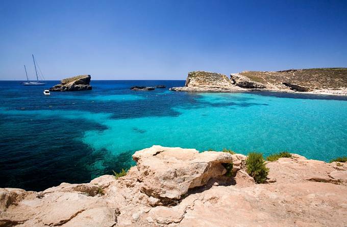 Modrá laguna u ostrůvku Comino je kouzelná.