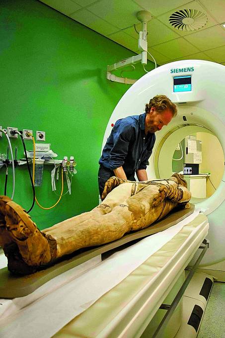 Vědci dnes zkoumají mumie za pomoci nejmodernějších metod. Na Irtyersenu jsou ale krátké. 