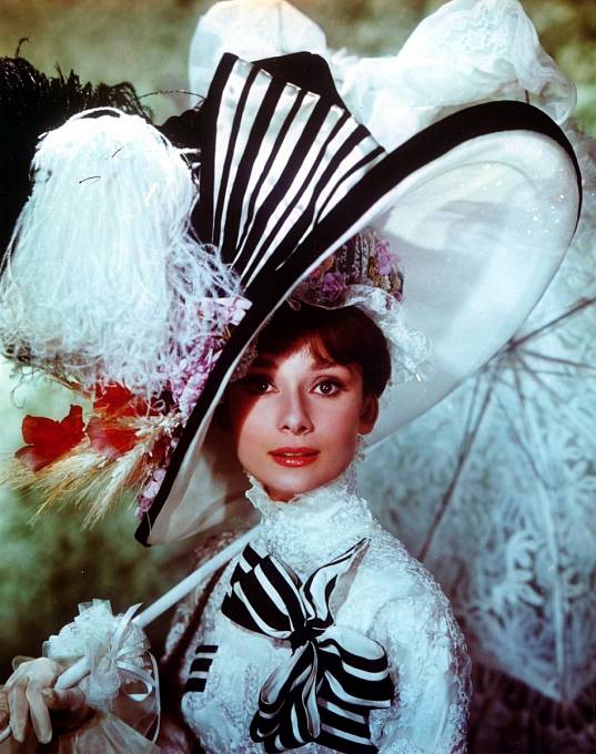 Kvůli roli v muzikálu My Fair Lady (1964) trénovala zpěv. Marně.