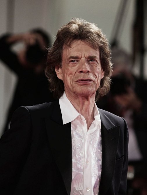 Ke spolupráci přizval Jagger bubeníka Dave Grohla. 