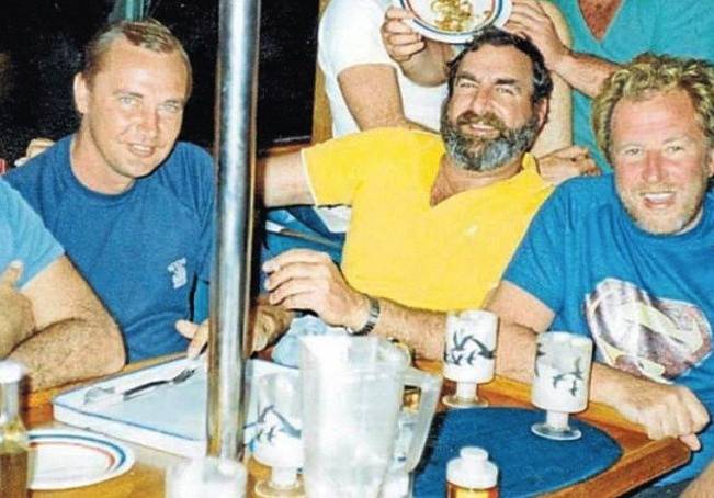 Snímek pořízený na jachtě krátce před havárií. Při ní zahynuli (zleva) Rhett Bosler, Noel Wildash i Philip Pembroke.