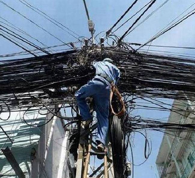Opravář kabelů vysokého napětí.