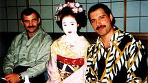 Freddie miloval japonskou kulturu. Na snímku s přítelem Jimem Huttonem.
