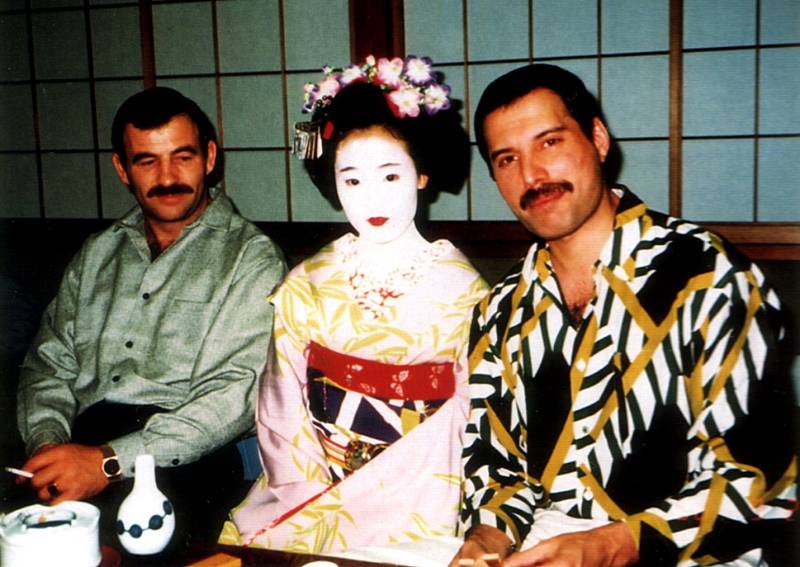 Freddie miloval japonskou kulturu. Na snímku s přítelem Jimem Huttonem.