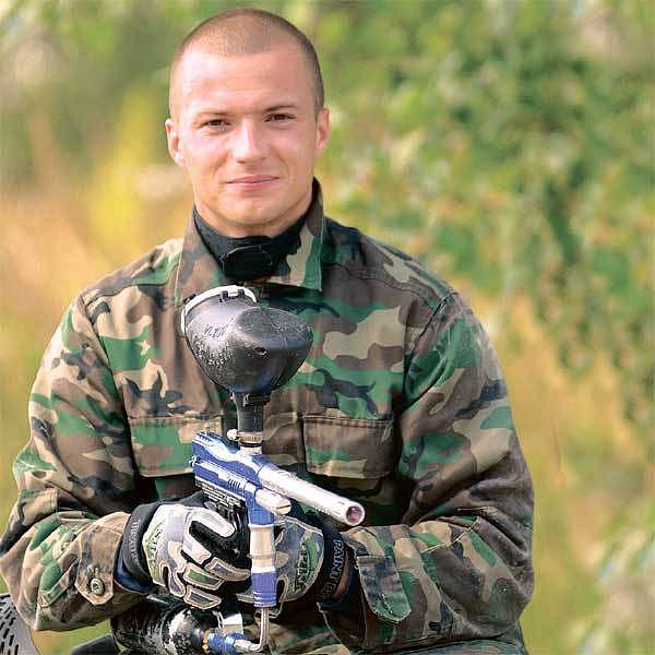 Pozor, mám vás všechny na mušce! Václav Svěrkoš, který do nové sezony vstupuje jako obhájce koruny ligových střelců, se i na paintballu projevil jako nebezpečný snajpr.