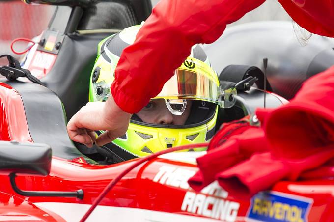 Mick Schumacher v kokpitu svého vozu.