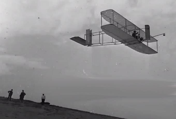 Fotograficky zaznamenán první let letadla v roce 1911. Letadlo se ve vzduchu udrželo celých 9 minut a 45 vteřin.