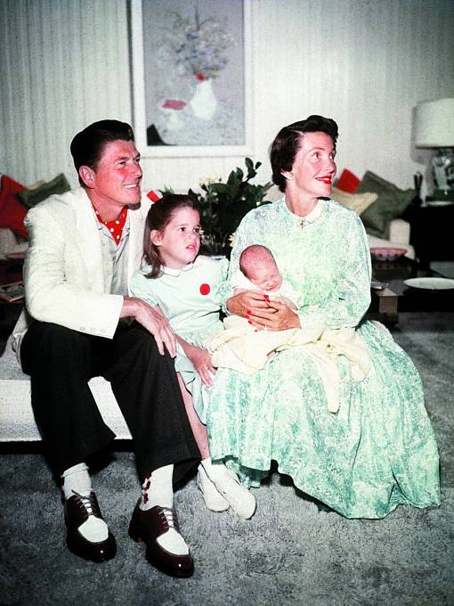 Ronald s Maureen, druhou ženou Nancy a novorozenou dcerou Patricií. 