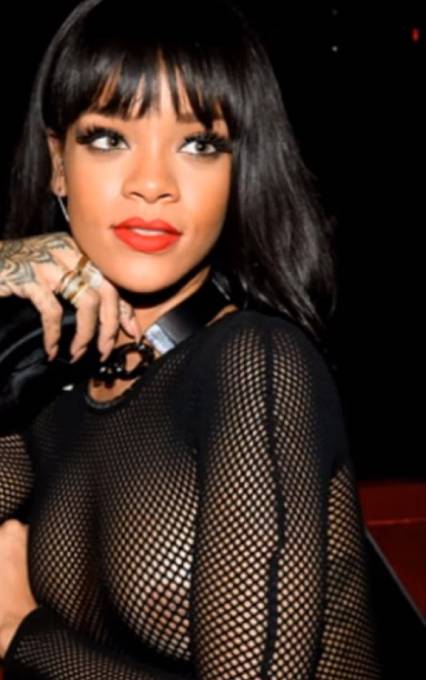 Schválně, najdete fotku, kde má Rihanna podprsenku?