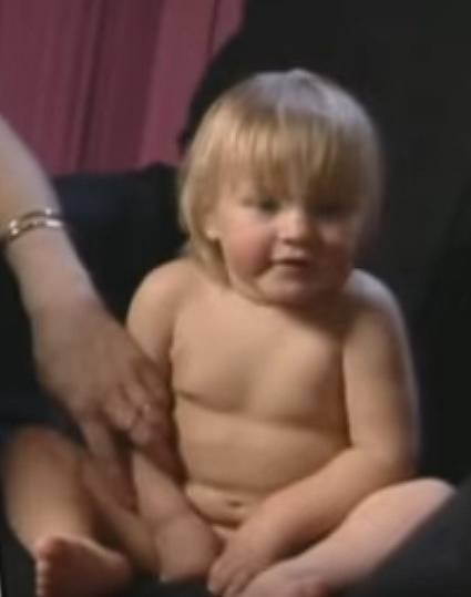 Frances Bean Cobain v roce 1993, tehdy ještě tatínek Kurt žil