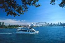 Slavný přístav v Sydney - opera, most Harbour, čistá modrá voda