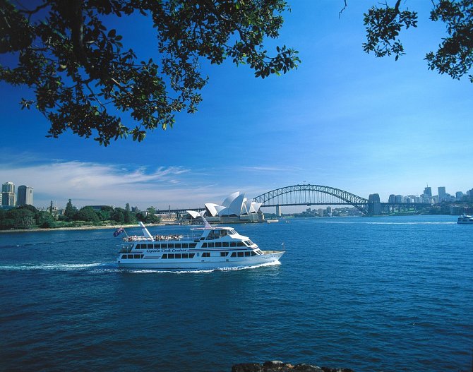 Slavný přístav v Sydney - opera, most Harbour, čistá modrá voda