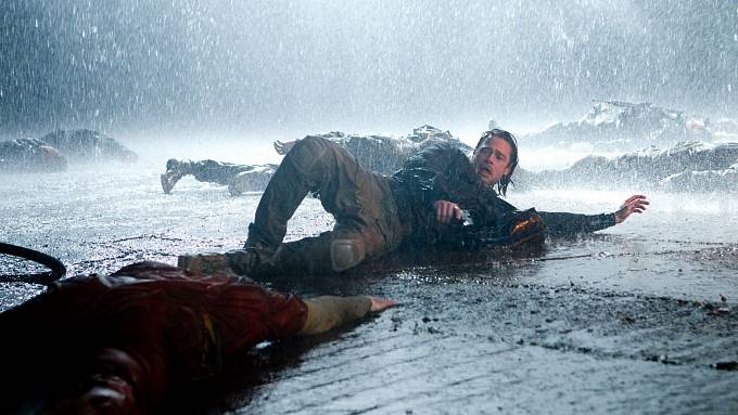 Brad Pitt ve své typické roli: hrdina zachraňující svět.