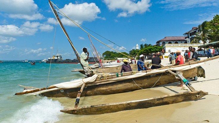 V některých ohledech jako by se na Zanzibaru zastavil čas aneb Katamarán před sto lety a dnes.