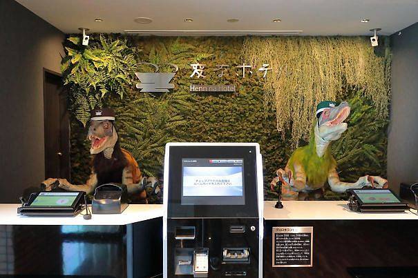 Recepci jednoho hotelu obsluhují robotičtí dinosauři