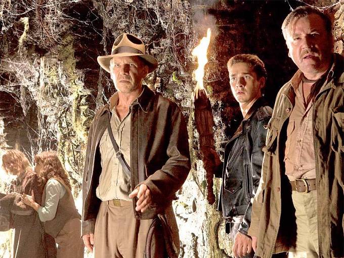 Harrison Ford jako Indiana Jones s Muttem v podání Shii LaBeoufa a Macem, kterého hraje Ray Winston.
