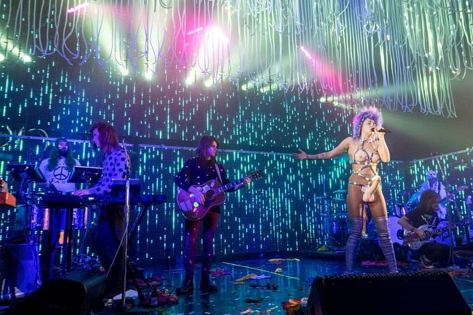 Miley Cyrus na pódiu během prvního koncertu nového turné.