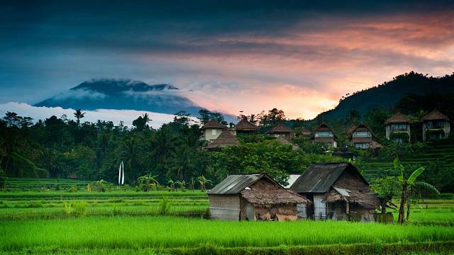 Sopka Gunung Agung s výškou 3142 metrů dotváří panorama každého snímku ostrova.