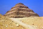 Klenotem Sakkáry je stupňovitá Džoserova pyramida. 
