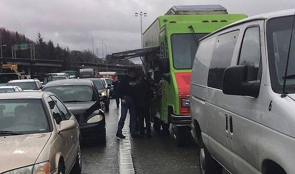 Během zácpy na dálnici se vůz prodávající Tacos rozhodl nakrmit řidiče.