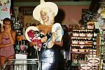 Tohle je Jayne Mansfield, slavná herečka, které si zašla na nákup se svými pejsky.
