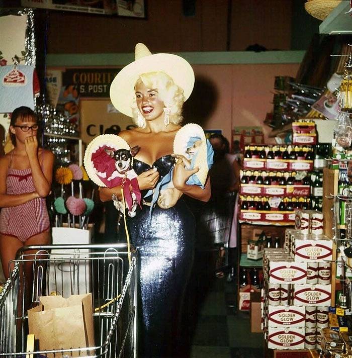 Tohle je Jayne Mansfield, slavná herečka, které si zašla na nákup se svými pejsky.