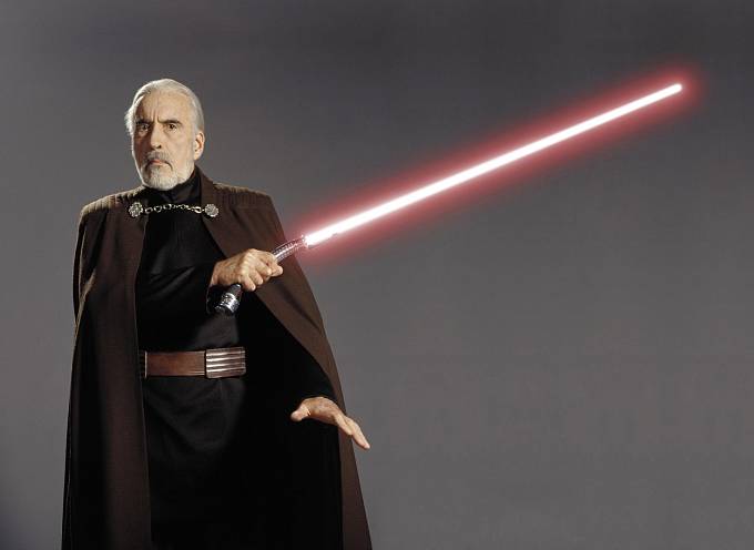 83 let: Hrabě Dooku ve Hvězdných válkách. Se světelným mečem si Christopher jako bývalý šermíř hravě poradil. 