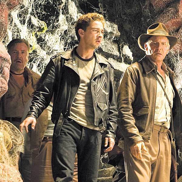 Harrison Ford jako Indiana Jones a Shia LaBeouf v roli Mutta Williamse v hlavní rolích filmu Indiana Jones a Království křišťálové lebky, v pozadí přihlíží Ray Winstone v úloze Maca.