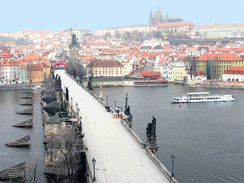 Karlův most má narozeniny. Místo nákladných oslav by ale spíš potřeboval dlouho slibované opravy.