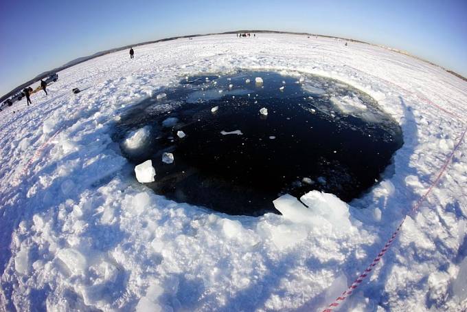 Největší kus meteoritu spadl do jezera Čebarkul, kde zanechal osmimetrovou díru.