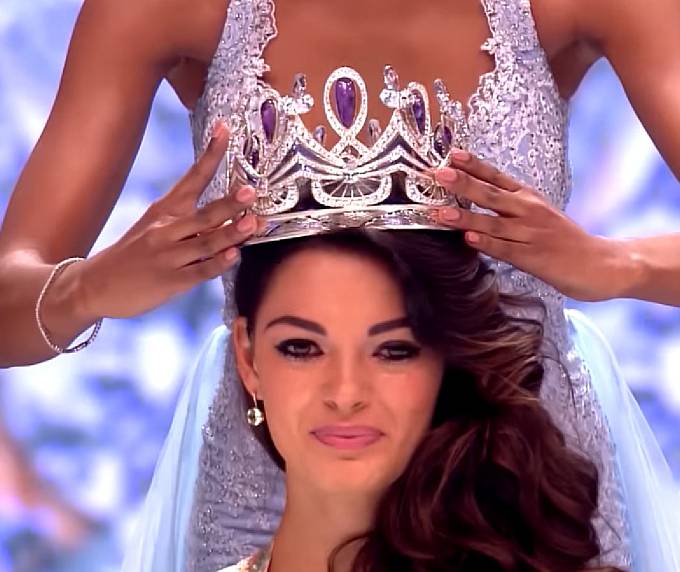 Prozatím poslední korunovaná Miss Universe je Demi-Leigh Nel-Peters z Jižní Afriky.