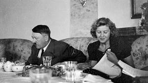 Eva Braunová s Adolfem Hitlerem