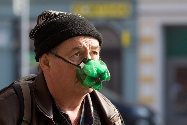 Češi jsou vskutku vynalézavý národ. Jakákoliv ochrana dýchacích cest je lepší, nežli žádná.