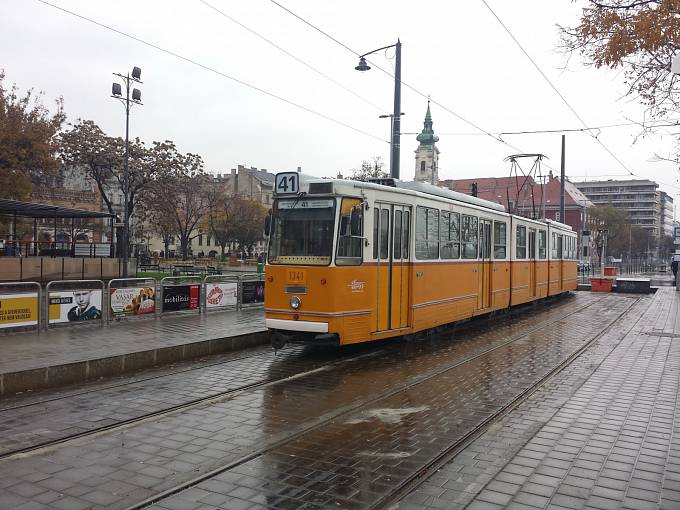 Ne, to není Praha let devadesátých, ale dnešní Budapešť.