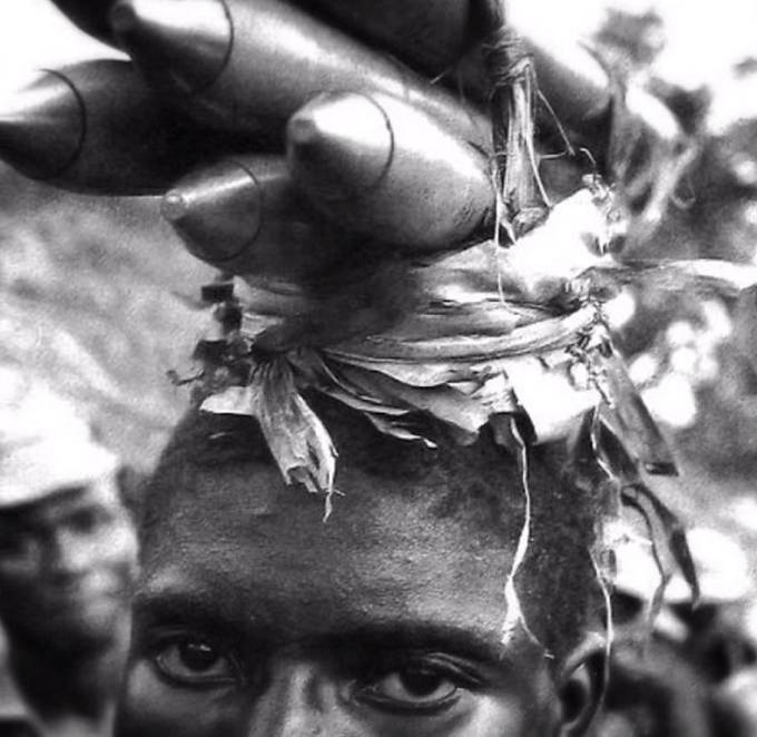 Přeprava bomb během občanské války v Nigérii. Rok 1968.