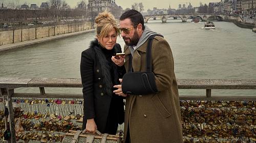 Jennifer Aniston a Adam Sandler v novém filmu Vražda v Paříži